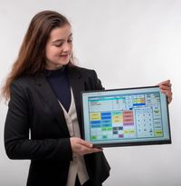 Frau mit Touchscreen